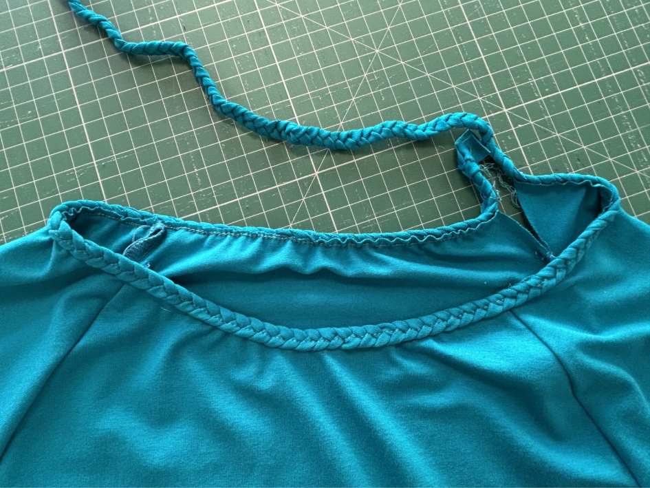 Cop jednoduše přišitý v průkrčníku (9)